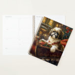 Agenda Shih Tzu Christmas Fesason Season<br><div class="desc">Prepare-se para celebrar o feriado com o nosso charmoso Design cênico de Natal do Cão! Este delicioso produto apresenta adoráveis companheiros caninos rodando em meio a uma terra maravilhosa do inverno, adornada com luzes cintilantes, holly, e ornamentos festivos. Seu coração derreterá enquanto você testemunha cachorros vestidos com chapéus de Papai...</div>