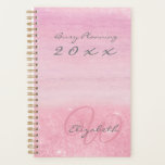 Agenda Shimmer de Mão Rosa do Planador 2023 com Monograma<br><div class="desc">Planner sem volume monograma em shimmer cor-de-rosa. O título, ano, o seu nome e o seu nome inicial são todos totalmente editáveis e são escritos em tipografia casualmente elegante, em cinzas e rosa. O título do exemplo lê "Planejamento Ocupado 20xx", que você pode editar conforme desejar. A design é colocada...</div>