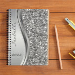 Agenda Silver Faux Glitter Glam Bling Personalizado Metal<br><div class="desc">Este design pode ser personalizado na área fornecida pela alteração da foto e/ou do texto. Ou pode ser personalizado clicando em Personalizar este Modelo e, em seguida, escolhendo o clique para personalizar mais a opção e excluir ou alterar a cor do plano de fundo, adicionar texto, alterar a cor ou...</div>