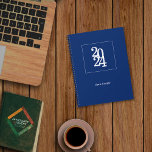 Agenda Simples Planeador Real Azul Elegante<br><div class="desc">O Simples Elegante Royal Minimalist Planner é perfeito para usos cotidianos, funcionários de escritório, planejadores de eventos ou para qualquer uso profissional ou pessoal. Sua design é elegante, mínima, simples, elegante, moderna e perfeita aparência corporativa. Vem com um ano e um nome personalizáveis, uma maneira perfeita de personalizá-lo. Este planejador...</div>