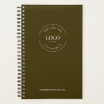 Agenda Site de logotipo personalizado moderno Mocha Brown<br><div class="desc">Organização e estilo elevados com nosso moderno site de logotipo personalizado, Mocha Brown Branded Planner: Um presente distinto para cada ocasião! Apresentando nosso impecável site de logotipo personalizado moderno Mocha Brown Branded Planner (Planejador da Marca Mocha Brown) - uma corporação de funcionalidade e sofisticação. Criado para oferecer aos seus clientes,...</div>