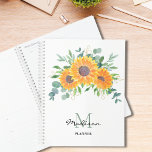 Agenda Sunflower Eucalyptus Greenery Nome Monograma Plann<br><div class="desc">Este planejador floral é decorado com girassóis de cor d'água,  eucalipto e folhagem em tons de amarelo,  verde e ouro. Facilmente personalizável com seu nome e monograma. Porque nós criamos a nossa trabalho de arte,  você não encontrará esta imagem exata de outros designers. Original Watercolor © Michele Davies.</div>