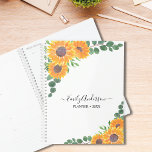 Agenda Sunflower Eucalyptus personalizado<br><div class="desc">Este bonito Planador é decorado com girassóis de cor d'água e folhas verdes de eucalipto sobre fundo branco. Você pode personalizá-lo adicionando seu nome e mudando o ano. Porque nós criamos nosso próprio trabalho de arte você não encontrará essa imagem exata de outros designers. Original Watercolor © Michele Davies.</div>