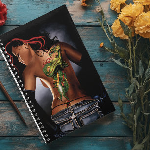 Agenda Tatuagem de mulher com dragão em fantasia ousada