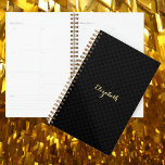 Agenda Tendência Chic Dourada Semanal e Mensal Elegante<br><div class="desc">Padrão de verificação personalizado, personalizado, moderno, moderno, chic, preto clássico e cinza, tipografia de ouro falso elegante/nome de script, panner semanal e mensal com uma folha de adesivos reposicionáveis coloridos e divertidos. Basta digitar seu nome, para personalizar. Planeje seus dias em estilo com este planejador personalizável. Com seus layouts mensais...</div>