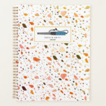 Agenda Terrazzo Curling Iron Cosmetologista Salon Hair<br><div class="desc">Um planejador com padrão terrazzo com esquema de cores inspirado no deserto,  tanto na frente como no verso.  A frente apresenta a ilustração do ferro de enrolar azul com nome e ano.</div>