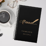 Agenda Tipografia de ouro rosa preto 2025<br><div class="desc">Um fundo preto chic,  decorado com uma caneta de pena. Personalize e adicione um nome e ano. Texto do ouro: Planejador</div>