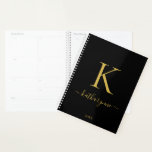 Agenda Tipografia do Script Monograma Dourado Elegante<br><div class="desc">Script Dourado de Monograma de Chic Elegante em um Pavilhão Preto. Fácil de personalizar com seu próprio nome e detalhes. Perfeito para o seu estilo de vida luxuoso! Entre em contato conosco em cedarandstring@gmail.com se precisar de assistência com o design ou produtos correspondentes.</div>