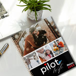 Agenda Tipografia e avião de esposa piloto,Foto minimalis<br><div class="desc">Design apresenta 4 fotos na frente e 1 na parte traseira. O cobrir de frente também inclui a Tipografia 'Pilot Wife' em um design minimalista, um nome e o ano. Personalize-o com suas memórias de fotos favoritas, seu nome e ano. Contacte-me para mais alterações. Obrigados para visitar nossa loja! Copyright...</div>