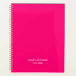 Agenda Título de ano de nome de cor-de-rosa quente profis<br><div class="desc">Mínima cor-de-rosa quente,  fúcsia,  magenta e texto personalizado moderno e elegante planejador personalizado. Texto branco totalmente personalizável,  fundo de cor sólida rosa-claro e alto-aspecto. Você pode personalizá-lo com nome,  sobrenome e título,  ano,  nome da empresa,  profissionais,  negócios etc</div>
