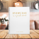 Agenda Todos os dias é um novo começo mínimo Dourado e br<br><div class="desc">Um planejador elegante com uma tipografia retrô clássica "todos os dias",  emparelhada com uma escrita manuscrita,  a tipografia informal casual "é um novo começo",  com um nome monograma personalizado em ouro,  sobre um simples fundo branco. O planejador perfeito para organizar sua vida ocupada!</div>
