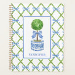 Agenda Tópico de Chinoiserie do Grande Milênio | Personal<br><div class="desc">Este design de planejador de topiários personalizado apresenta um fundo muito chic azul e verde de estrutura de latência com um topiário coordenador em um vaso de gengibre de chinoiserie azul e branca.</div>