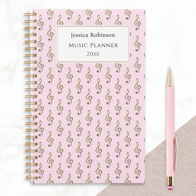Agenda Treble Clef Pattern Elegante Música Rosa Pensada (A pink planner with faux gold treble clefs pattern, personalized with name, planner title and year)