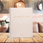 Agenda Um dia de cada vez | Escuridão rosa e Dourado<br><div class="desc">Um planejador elegante com script escrito à mão - tipografia informal casual em ouro "um dia de cada vez" com monograma personalizado em ouro sobre fundo cor-de-rosa-claro. O planejador perfeito para organizar sua vida!</div>