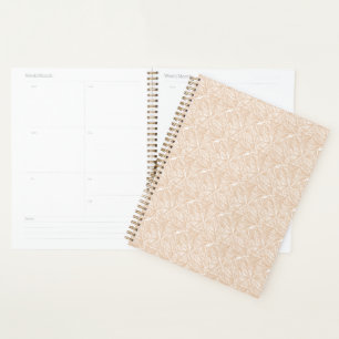 Agenda Um tapete marrom com um intricado motivo está no f