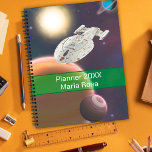 Agenda Universo, planetas e espaçonave de ficção científi<br><div class="desc">"Planner personalizado de ficção científica do Universo, planetas e espaçonave" - um portal para o universo projetado para espíritos aventureiros, homens e rapazes que jamais olharam para as estrelas e sonharam com viagens interestelares. Dentro das páginas deste planejador, você encontrará uma cena de tirar o fôlego - uma espaçonave branca...</div>