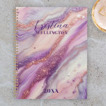 Agenda Veias e espirais com brilho de mármore roxo anualm<br><div class="desc">Apresentando nosso elegante planejador personalizável, perfeito para adicionar um pouco de luxo à sua organização diária! O cobrir apresenta um espantoso design de mármore roxo, belamente acentuado com veias brilhantes e espirais graciosas. Esse padrão sofisticado cria uma textura visualmente cativante que é na moda e única. O que diferencia este...</div>