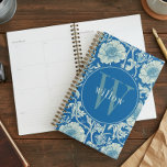 Agenda Vintage Blue William Morris Tapeçaria Monograma<br><div class="desc">Este simples,  mas elegante design apresenta um elegante William Morris inspirou um padrão de tapeçaria floral em blues e creme franceses. Mantenha seu cronograma e compromissos com estilo. Adicione um nome para personalizá-lo. Faz um Natal excelente ou um presente Dia de as mães. Criado pela imprensa simplesmente de farmácia.</div>