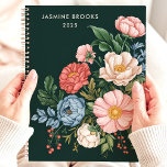 Agenda Vintage Botanical Floral Nome Personalizado<br><div class="desc">Este design impressionante apresenta um arranjo botânico inspirado na safra, com florescências vibrantes em tons de rosa, azul e creme contra um fundo verde rico. Personalizado com um nome personalizado e no ano de 2025, traz elegância eterno para a organização cotidiana. Perfeito para amantes da natureza, jardineiros, ou qualquer um...</div>