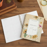 Agenda Vintage Summer Sunflower Floral<br><div class="desc">Este design apresenta um belo quadro de girassóis de cor aquosa macia e outras flores de verão em um fundo amarelo-macio em apuros. É romântico com um toque de safra. Criado pela imprensa simplesmente de farmácia.</div>