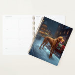 Agenda Vizsla Christmas Fesason<br><div class="desc">Prepare-se para celebrar o feriado com o nosso charmoso Design cênico de Natal do Cão! Este delicioso produto apresenta adoráveis companheiros caninos rodando em meio a uma terra maravilhosa do inverno, adornada com luzes cintilantes, holly, e ornamentos festivos. Seu coração derreterá enquanto você testemunha cachorros vestidos com chapéus de Papai...</div>