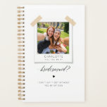 Agenda Você Será Minha Porta-Voz? Proposta<br><div class="desc">Você Será Minha Porta-Voz? Planejador de Proposta Este moderno planejador personalizado "Will You Be My Bridesmaid?" apresenta um design minimalista com elegante caligrafia branca e preta, perfeito para uma proposta de na moda. Seu roteiro simples e a opção de foto polaroide fazem dela um presente personalizado e pensativo, combinando elegância...</div>