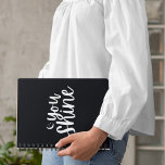 Agenda Você Shine Planner<br><div class="desc">Lembre-se todos os dias que, "VOCÊ GRITA" com esta adorável lua e estrelas, planejador preto e branco!</div>