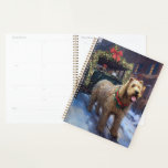 Agenda Wheaten Terrier Christmas Fesason<br><div class="desc">Prepare-se para celebrar o feriado com o nosso charmoso Design cênico de Natal do Cão! Este delicioso produto apresenta adoráveis companheiros caninos rodando em meio a uma terra maravilhosa do inverno, adornada com luzes cintilantes, holly, e ornamentos festivos. Seu coração derreterá enquanto você testemunha cachorros vestidos com chapéus de Papai...</div>
