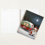 Agenda Winter Corgi Caravan Christmas Adventure<br><div class="desc">Adotar a magia de uma noite de inverno nevada enquanto uma caravana desliza graciosamente através da paisagem iluminada pela lua. A beleza serena da neve escutadora e o brilho encantador da lua criam uma cena cativante,  prometendo uma aventura inesquecível de Natal cheia de calor,  alegria e memórias queridas.</div>