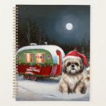 Agenda Winter Havanese Caravan Christmas Adventure<br><div class="desc">Adotar a magia de uma noite de inverno nevada enquanto uma caravana desliza graciosamente através da paisagem iluminada pela lua. A beleza serena da neve escutadora e o brilho encantador da lua criam uma cena cativante,  prometendo uma aventura inesquecível de Natal cheia de calor,  alegria e memórias queridas.</div>