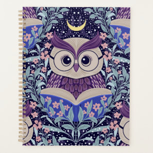 Agenda Wise Owls Sob o céu iluminado na floresta