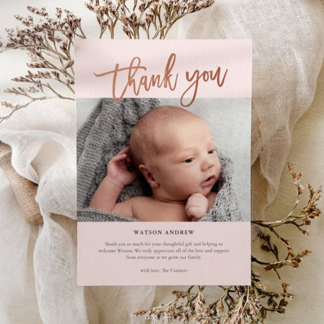 Agradecimento Cartão de Bebê com Fonte Moderna (Modern rose gold baby photo thank you card.)