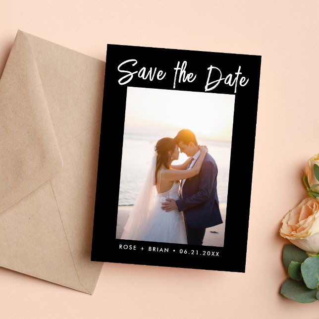 Agradecimento Cartão de Foto de Data de Salvamento de Declaração (Classic chic save the date photo card shares your wedding news with timeless style.)