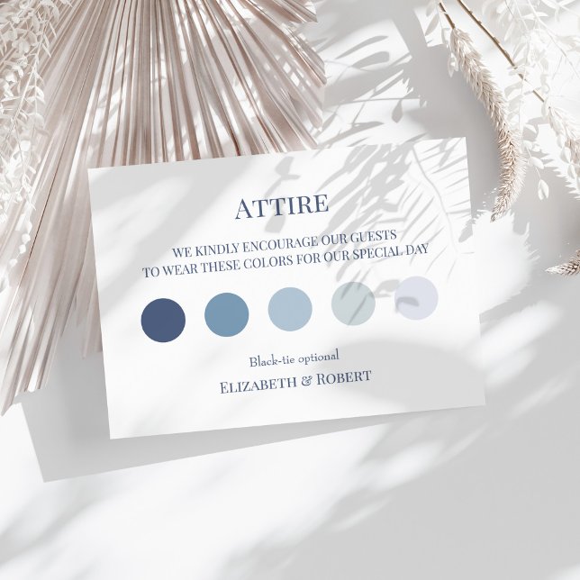 Agradecimento Cartão de Vestido de Convidado Azul Francês (French Blue Wedding Attire Guest Dress Code Card on a sunny white table with neutral dry flowers.)