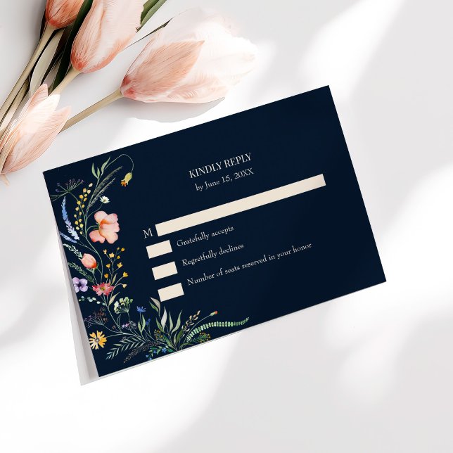 Agradecimento Cartão RSVP de Casamento de Prado de Flor Selvagem (Navy Blue Wildflower Meadow Wedding RSVP Card on a sunny table with pale pink flowers.)