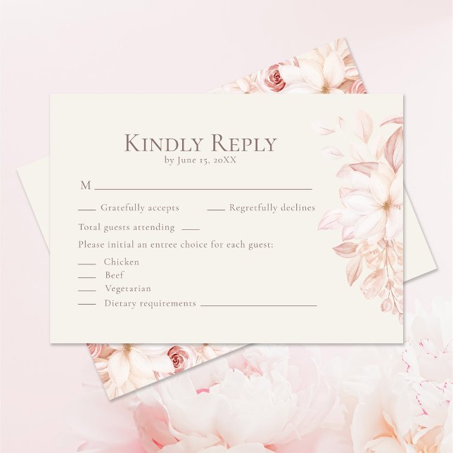 Agradecimento Cartão RSVP de Casamento Romântico entre Beige e R (Romantic Beige and Pink Roses Wedding RSVP Card on pastel pink table with pink roses.)