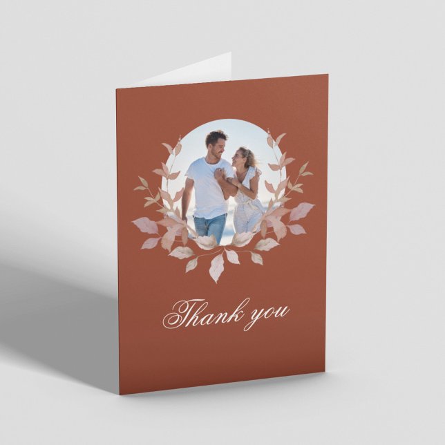 Agradecimento de Casamento Floral Monograma de Ter (Terracotta photo wedding thank you card with floral wreath and romantic couple image)
