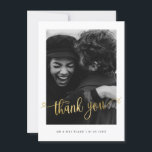 Agradecimento Foto de casamento minimalista Obrigado Cartão post<br><div class="desc">Cartões de agradecimentos de casamento minimalista e elegante com letra simples. O texto e as mensagens podem ser editados na parte traseira do cartão. Para personalização mais avançada deste design, por exemplo, alteração do layout, da fonte ou do tamanho do texto, clique no botão "PERSONALIZAR" acima. Por favor, entre em...</div>