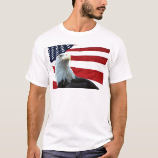 Águia americana contra a camisa da bandeira