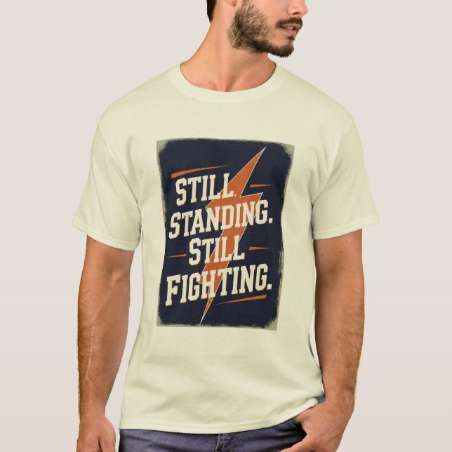 "Ainda de Pé. Ainda Lutando." Camiseta MS (Frente)