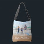 Ajustável Personalize sua bolsa de corpo cruzado com texto<br><div class="desc">Bag Personalizada de Corpo de Fotos e Texto - Exclua sua Família/Amigos Personalizados do Design ou Corpo de Tota Pessoal - Adicione sua Foto / Texto / mais - Redimensione e mova ou remova e adicione elementos / imagem com a ferramenta Personalização! Escolha fonte / tamanho / cor! Boa Sorte...</div>