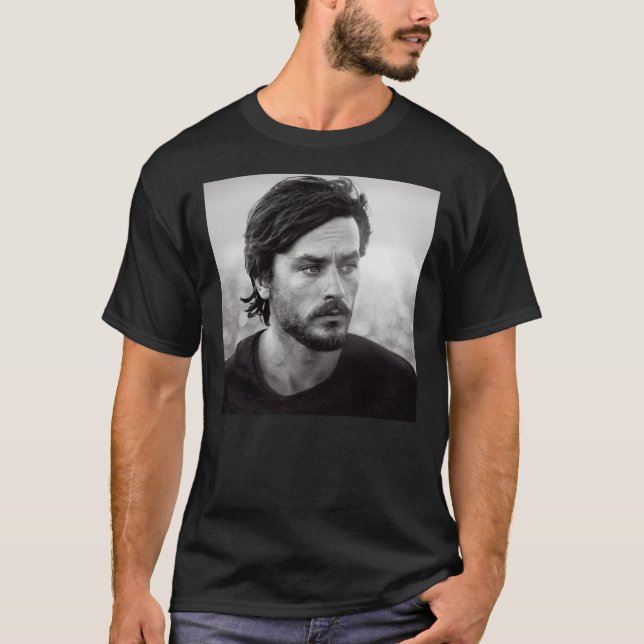 Alain Delon com barba Clássica T-Shirt (Frente)