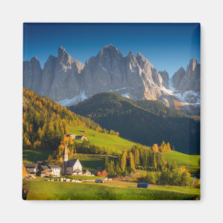 Aldeia Dolomites com íman no outono