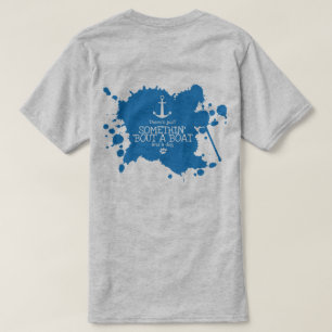 Algo 'ataque um barco e um t-shirt do cão