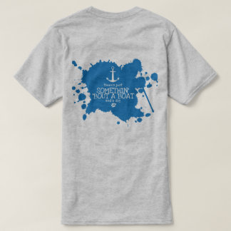 Algo 'ataque um barco e um t-shirt do cão