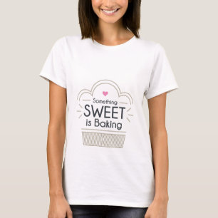 Algo Doce Está Fazendo Camiseta De Maternidade