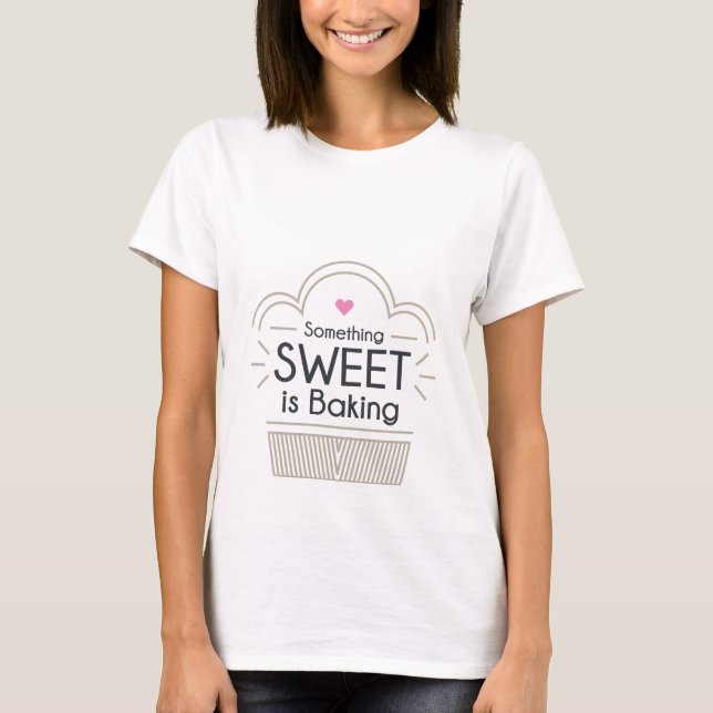 Algo Doce Está Fazendo Camiseta De Maternidade (Frente)
