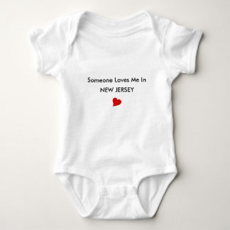 Alguém ama-me no t-shirt