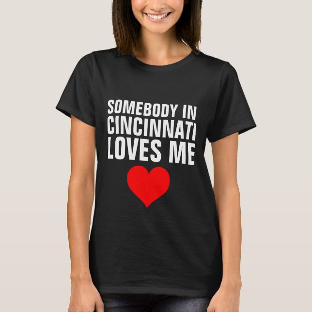 ALGUÉM EM CINCINNATI ME AMA T-shirts (Frente)