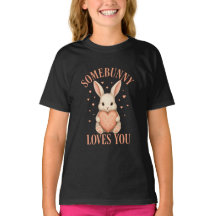 Algum Coelhinho Ama Você Camiseta Preta de Coelhin